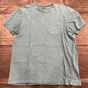 Gray Levi’s T-shirt